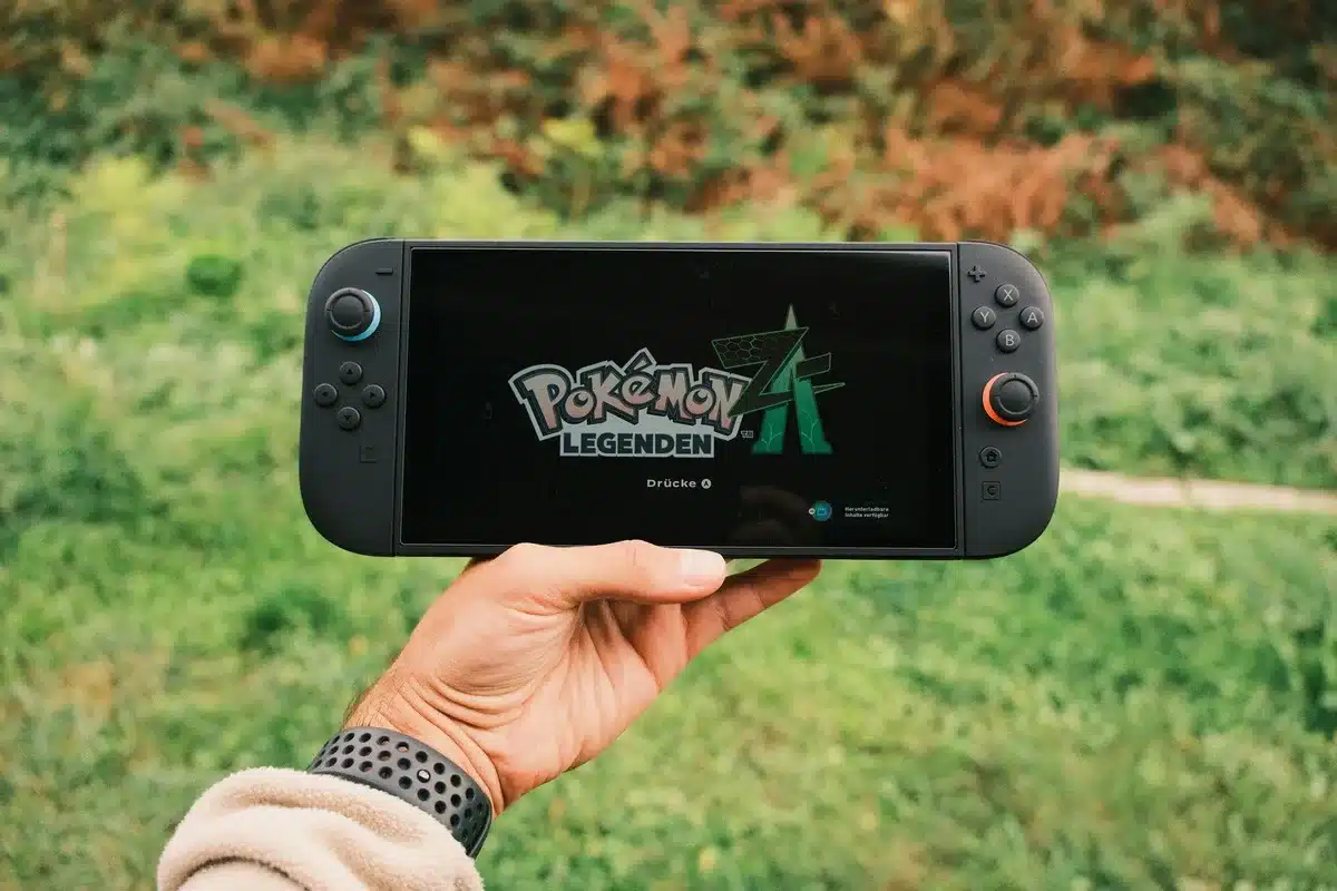 Collage de portadas de videojuegos próximos con pantallas de consolas