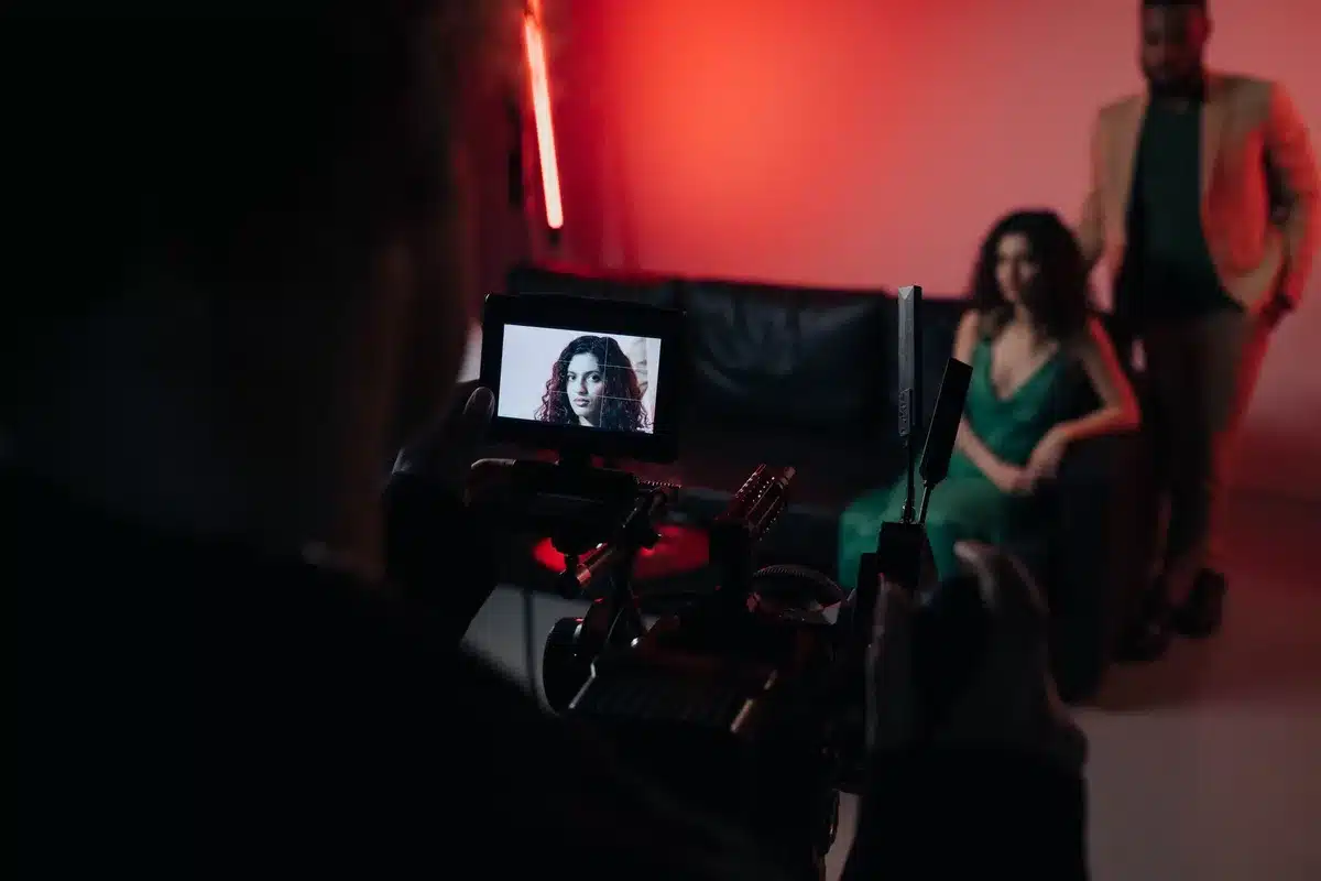 Une scène de série dramatique montrant une conversation lente et contemplative