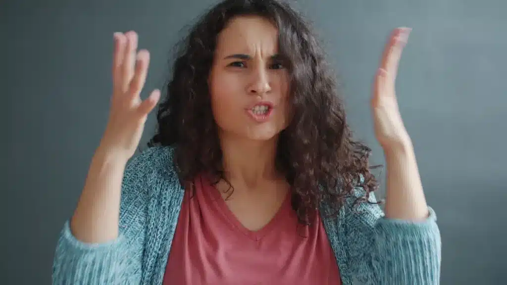Une personne frustrée regardant une série télévisée sur un écran