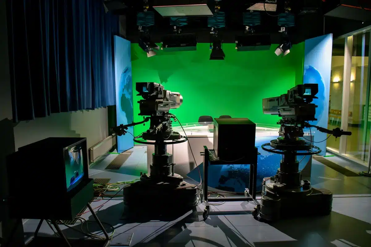 Ein modernes Produktionsstudio mit Bildschirmen und technischer Ausrüstung für Marvel-Serien