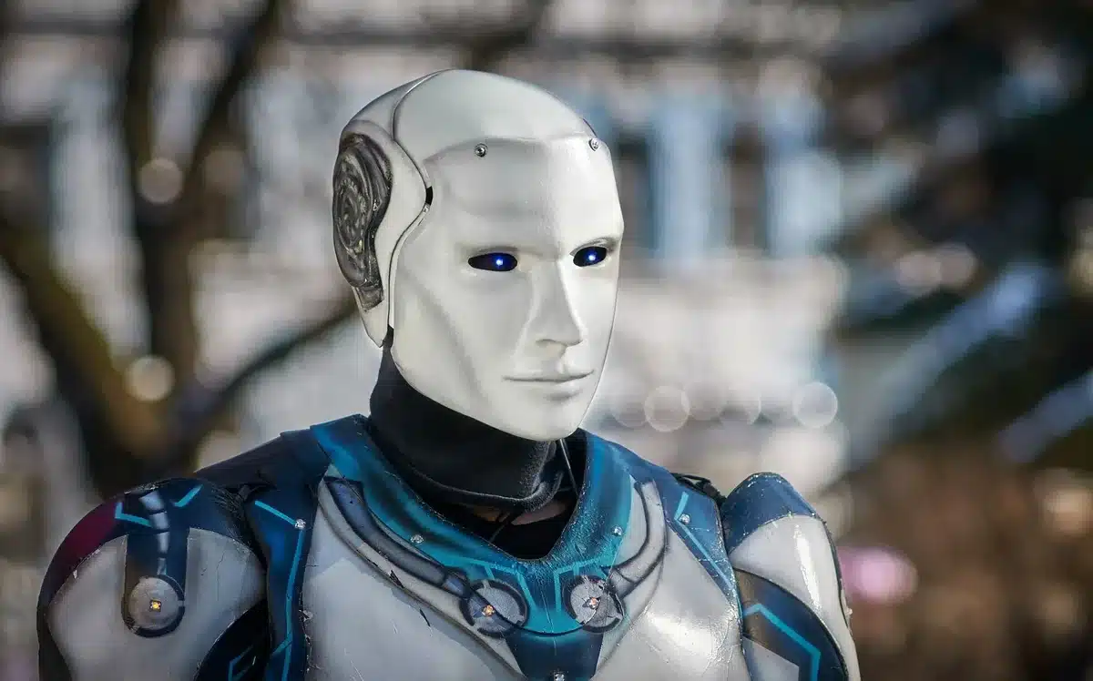 Eine futuristische KI-Figur mit leuchtenden Elementen und technologischem Design