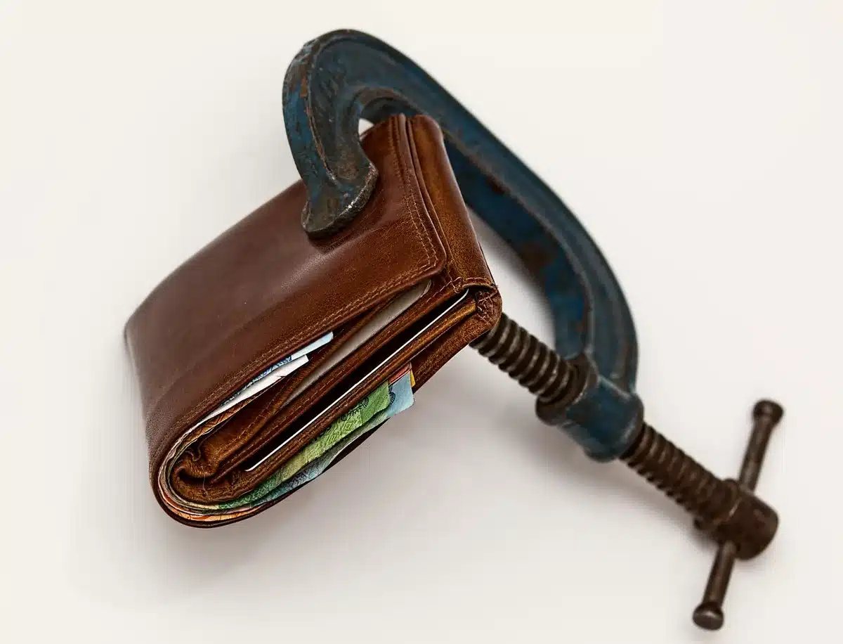 Gráfica de inflación y billetes sobre escritorio, reflejando presión económica