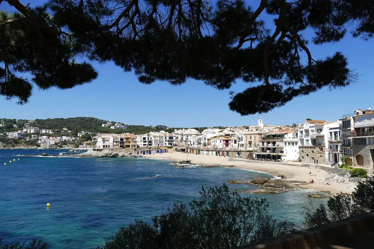 Antonia and Jon as an anonymous detective duo walking along the Costa del Sol